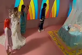 巴啦啦小魔仙：小蓝中剧毒，游乐为了救她，不惜给女王下跪！