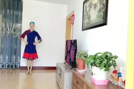 小魏魏广场舞《草原的你》草原花香鸟语，歌美舞美，人有向往