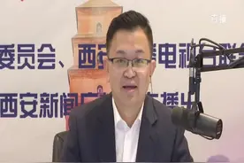人行道私设地桩乱停车收费，城管部门竟说这一情况不属实视频封面