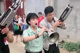 河南第一唢呐美女，看看这唢呐吹得多投入，不给鼓掌真说不过去视频封面