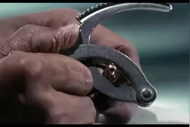 拆子弹这波操作真是6,钳子夹住子弹头,扭动,把里面的火药倒出来的