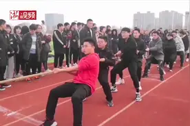 有实力任性！体育老师当班主任拔河比赛让对方30秒：一挥手赢了视频封面