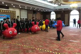 趣味运动-疯狂毛毛虫大战视频封面