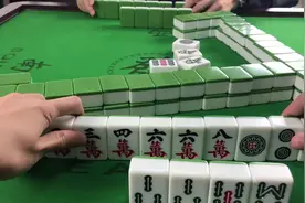 小伙终于听牌，就等一对将牌了，却点了对家豪华七小对的炮