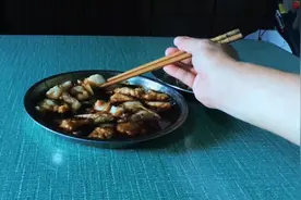 大块的鱼肉切小块下锅蒸，鱼肉软嫩像豆腐，这次阿文吃爽了