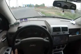 汽车半路抛锚  小伙一个人换备胎视频封面