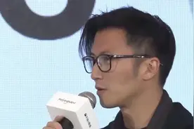 谢霆锋晒近照 穿跨栏背心打架子鼓荷尔蒙爆棚