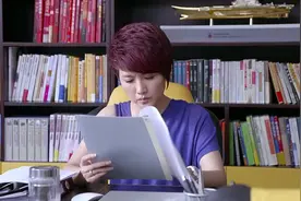 丈夫耍小伎俩想亲妻子，不料妻子看出来了，连忙捂住嘴巴！视频封面
