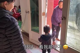 家里来客人，2岁宝宝急忙发烟，小家伙跑来跑去，惹的大家直笑视频封面