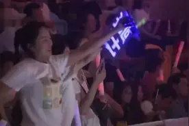 许嵩十年后一首《断桥残雪》依旧引爆全场！视频封面