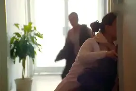 姐姐被渣男家暴成这样，当警察的弟弟脱掉警服爆发了，好样的视频封面