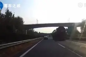 变更车道的操作要建立在观察的基础上，不会看后视镜，盲目操作是危险的图片