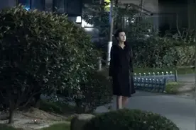 女老板和女友同时出现,男子选择女老板,女老板高兴给男子奖赏视频封面