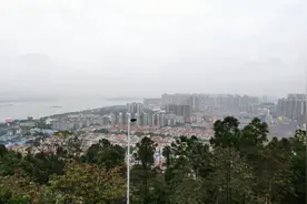 这个海边到处都是房子，价格便宜到我也想买一套，来这里过冬真爽