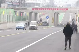 宁芜铁路湖南路道口“平改立”项目快车道正式建成通车视频封面
