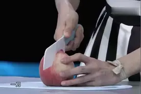 吃货研究法，三刀去除桃核，这才是吃桃最高境界视频封面
