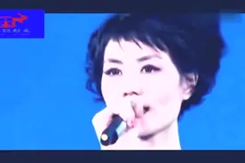 问窦靖童对于谢霆锋怎么看，她的的一个字回答，暴露了父女感情！视频封面