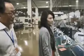 董明珠视察生产线车间，打趣小员工，小子，认识我吗？视频封面