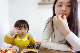 中日夫妻在上海：午后，一家人吃水果拼盘和华夫饼，好看美味！视频封面