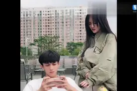 男朋友成天玩手机，女孩接下来的做法，真是太霸道了！！