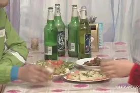 两农村二货相亲，一个比一个能吹，真搞笑视频封面
