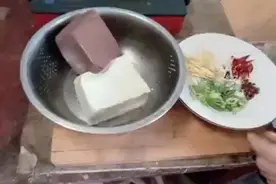 美食--猪血炖豆腐，做法简单营养美味，价格便宜还实惠……视频封面