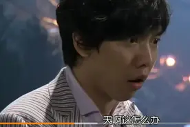 大叔对着墙撒尿,把墙尿塌了,恰好女主人在那,这下说不清楚了视频封面