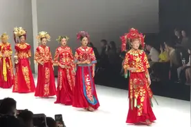 中式嫁衣的高级走秀！网友：这才是真正的步步生莲！视频封面
