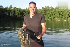 老外恶搞：小伙用遥控玩具鳄鱼恶搞游客，游客被吓到了视频封面