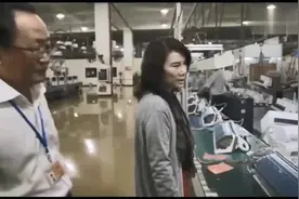 董明珠视察生产线车间，打趣小员工：小子，认识我吗？厉害了视频封面