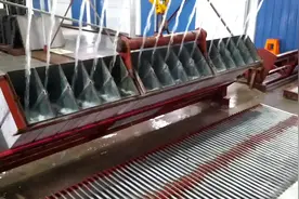 阿祥帮做冰块的客户拍照，带大家看看工业降温冰块的制作过程！