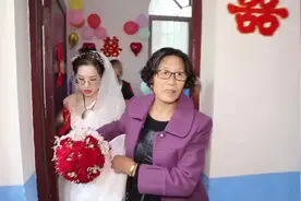 青梅竹马的恋人结婚啦，两人刚研究生毕业，戴眼镜的新娘好漂亮视频封面