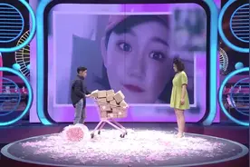 自卑男孩为暗恋多年的女友准备礼物，女孩狠心扔掉礼物转身离去视频封面