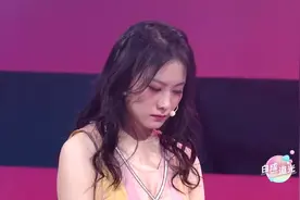 男子怎么也没想到女友竟是双胞胎，女友现场洒泪求原谅，太感人视频封面