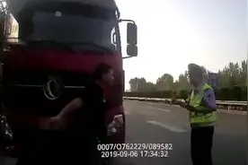 河南济源：大货车占用应急车道 司机：我尿急 交警：罚200记6分视频封面