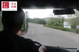 彩钢瓦被大风掀翻 消防员“拆房顶”排除隐患图片