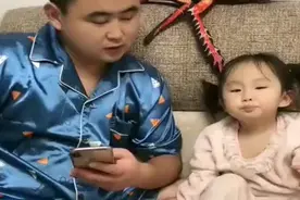 女儿的手放爸爸的嘴里了，拿出来闻一下，这表情是有多嫌弃呀视频封面