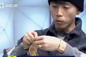 金色高跟鞋为何百搭？不管是参加派对还是日常出街，有它就都搞定视频封面