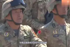 中国周年海军大阅兵，白色军装的海军战士，简直帅出天际！