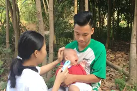 翠花给宝贝剃头发，小宝贝好像不愿意，一直都在哭，可能是剪丑了视频封面