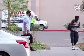 假装盲人，掉地上100万，测试路人反应视频封面