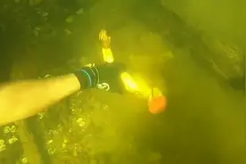 小哥河底寻宝，意外发现疑似人类大腿骨的东西，凑近一看赶紧报警视频封面