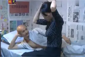 美女起身要离开，男子继续扯美女头发，美女趁机提出了要求视频封面