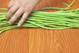 正宗的豆角做法，记住2个重点，翠绿不变色，待客特有面子