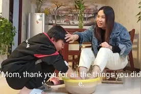 母亲节将至，儿子端来一盆洗脚水给妈妈洗脚，那一刻妈妈好开心视频封面