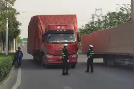 合肥交警严查大货车上高架 一小时查到6起视频封面