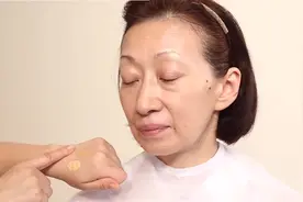 60岁阿姨皮肤白净，简单化个妆，想不到这么有气质