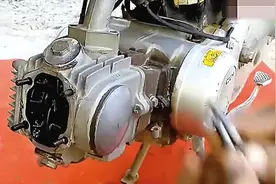 国外维修工修理摩托车气缸，这技术你觉得一天开多少钱合适？