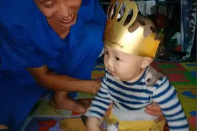 重阳节小寿星满周岁，唱生日歌眼神不对，切蛋糕小寿星控制不住了