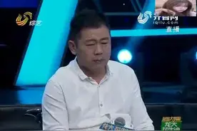 儿子握着爸爸的手唱《父亲》，感动全场，这就是父爱！视频封面